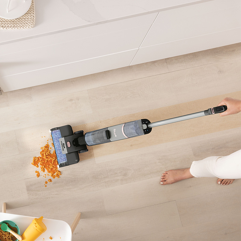 R_WD210EU_InUse_Kitchen_PastaSpill_Overhead_Woman4